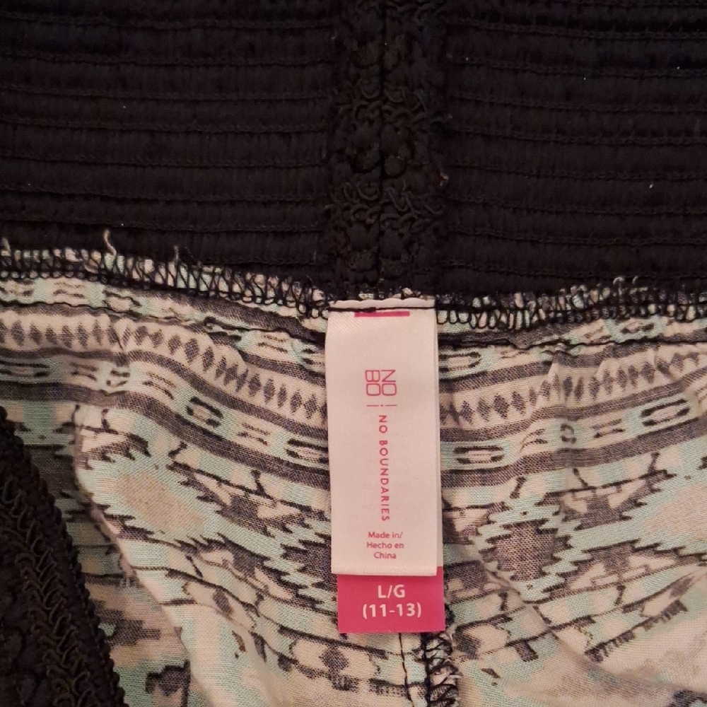 🔥🔥CLEARANCE🔥🔥Blk/Wht High Waist Shorts W/Abstract Pattern. Size Large - Picture 5 of 6